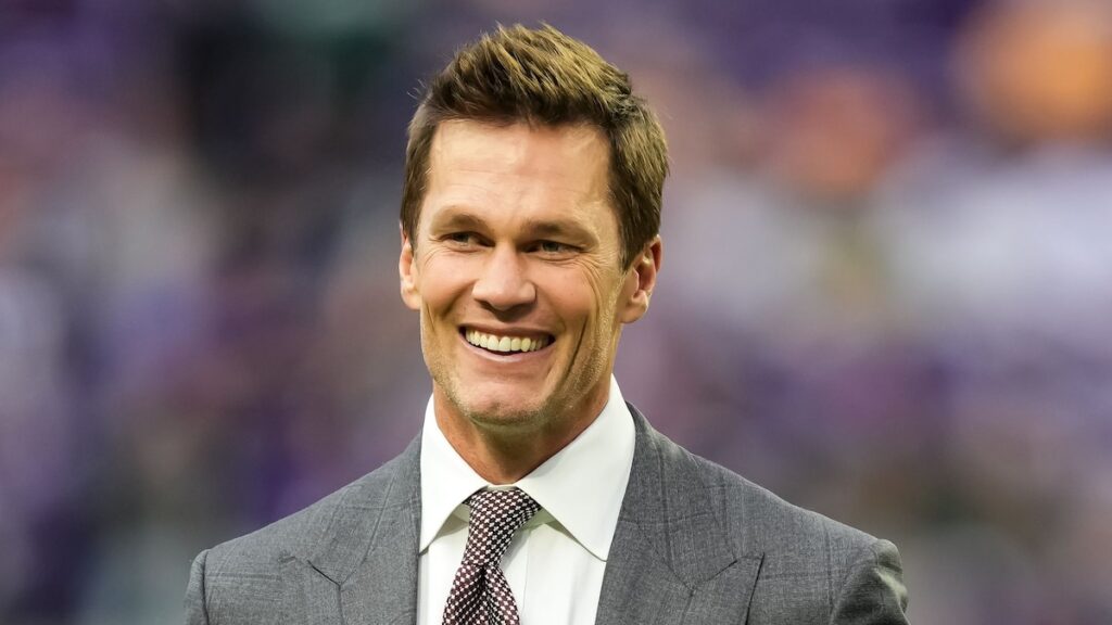 Tom Brady le da a su hijo adolescente un reloj cubierto de diamantes de $ 3 millones (video)