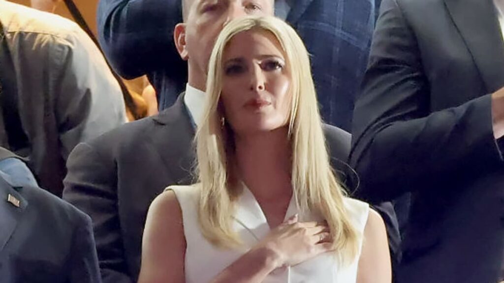 Ivanka Trump aturde en un elegante conjunto blanco en el Super Bowl 2025