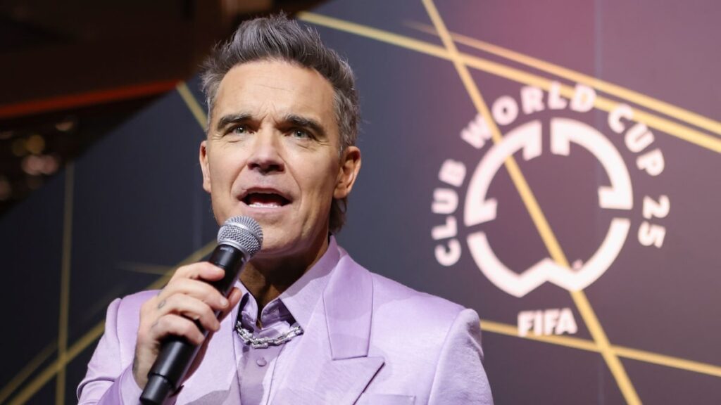 Robbie Williams se une a la FIFA como embajador y se burla de las emocionantes colaboraciones musicales