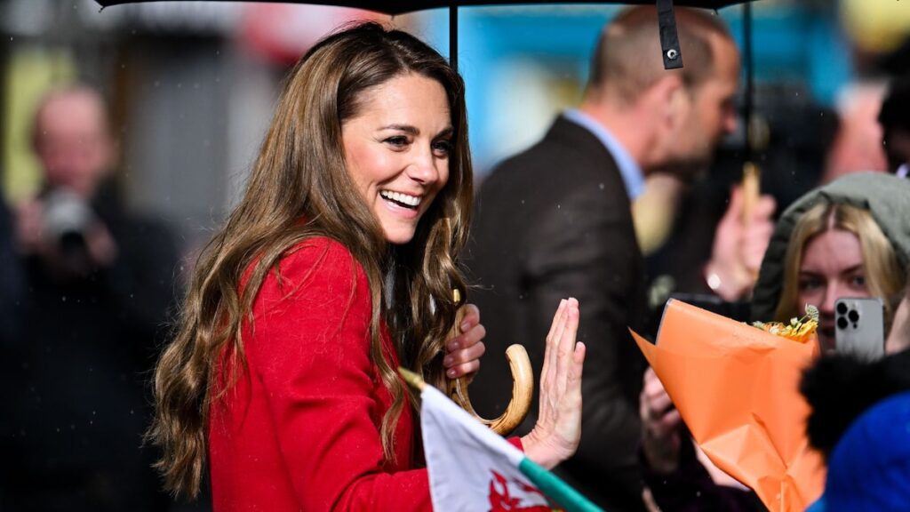 La princesa de Gales raye cuando sale con el Príncipe William después de una escapada del Caribe informado: Fotos