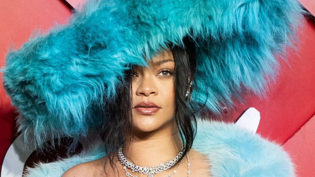 Rihanna suelta el adorable trailer de películas ‘Smurfs’ y se burla de la nueva música