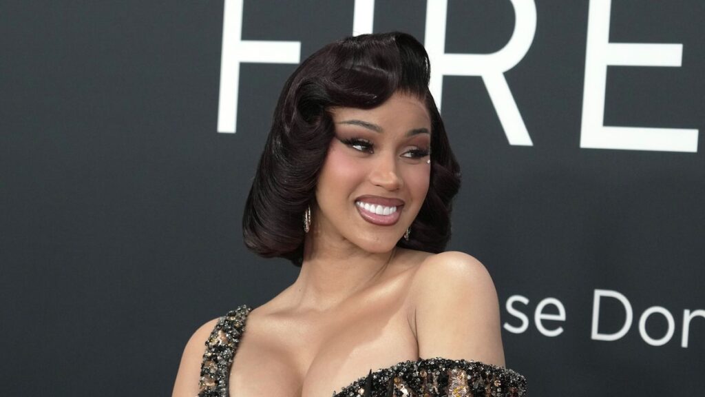 Cardi B canales Old Hollywood Glamour en un vestido de oro que abraza figuras en los Grammys