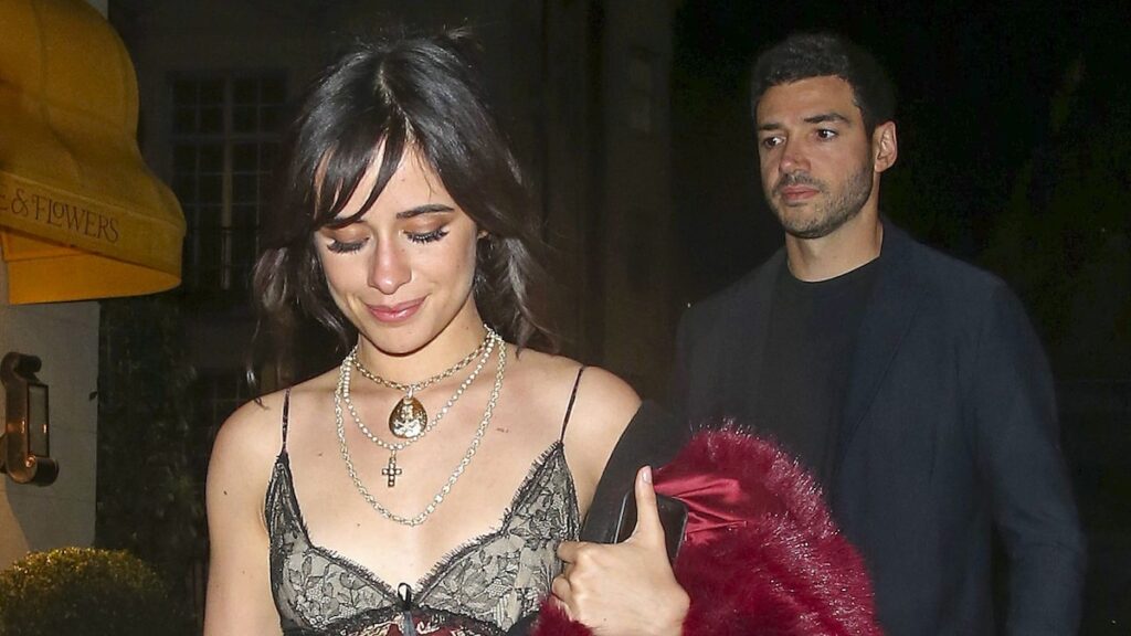 Camila Cabello llevaba minista de encaje en salida romántica con su novio Henry Chalhoub