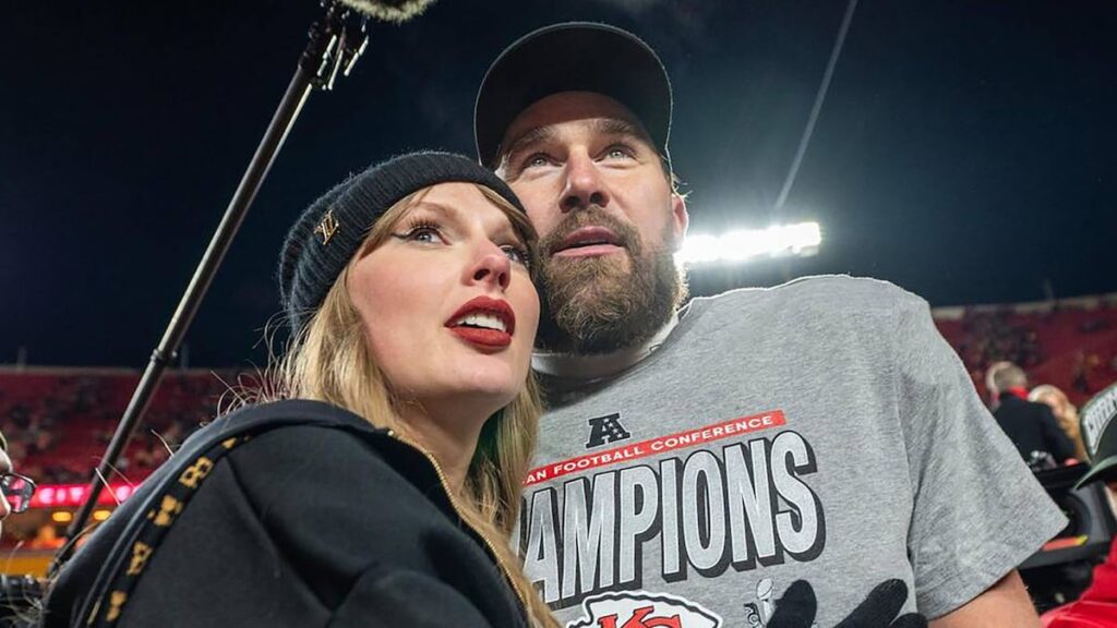 Taylor Swift reutiliza la cadena de Grammys ‘T’ como un tributo al Super Bowl a Travis Kelce