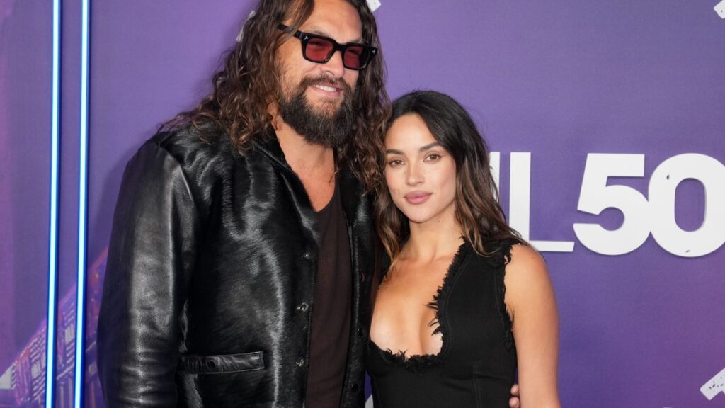 Jason Momoa y su novia Adria Arjona hacen su debut en la alfombra roja como pareja en SNL50: The Homecoming Concert