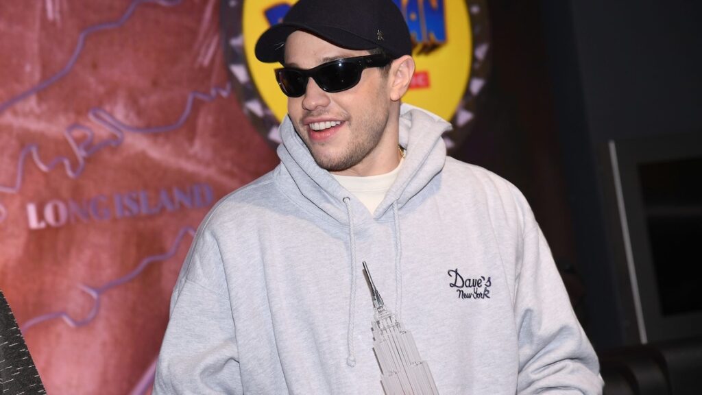 Pete Davidson revela que está quitando casi todos sus tatuajes