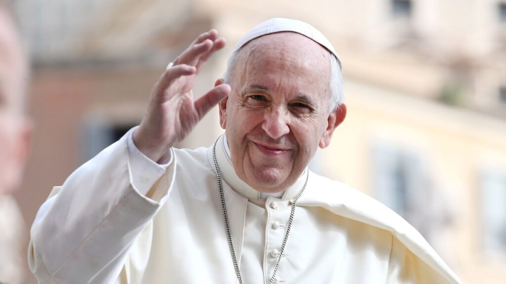 El Papa Francisco hospitalizado con neumonía en ambos pulmones, el Vaticano confirma