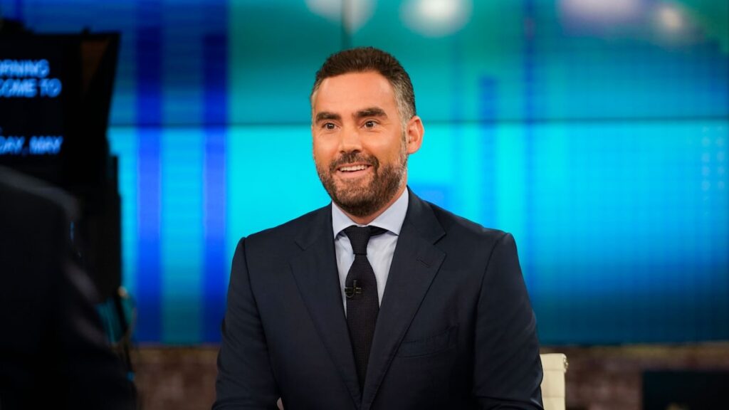 Anchor de Televisa Enrique Acevedo herido en un accidente casi fatal