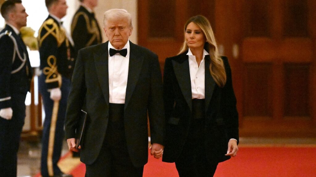 Melania Trump organiza la cena de los gobernadores, mostrando un aspecto audaz
