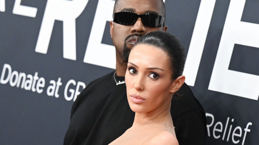 Bianca Censori posa en la mirada completamente pura a los Grammys con Kanye West