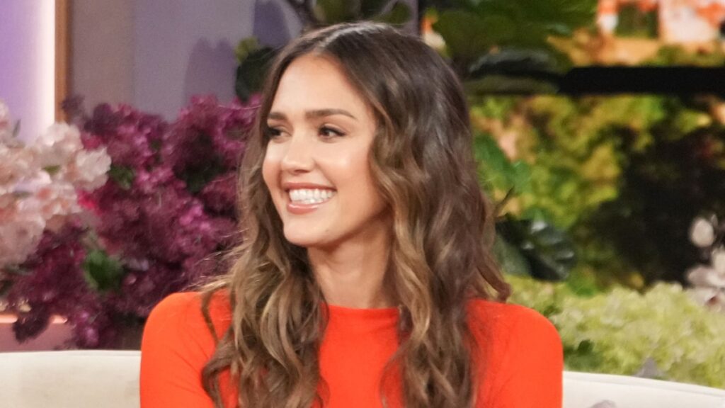 Jessica Alba debuta el tatuaje mientras abraza un nuevo capítulo audaz como una sola mujer