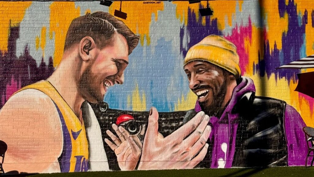 Artista Rinde Homenaje A Luka y Kobe en Mural de los Lakers