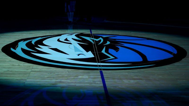 Asistente de Mavs arrestado, acusado de agresión con arma