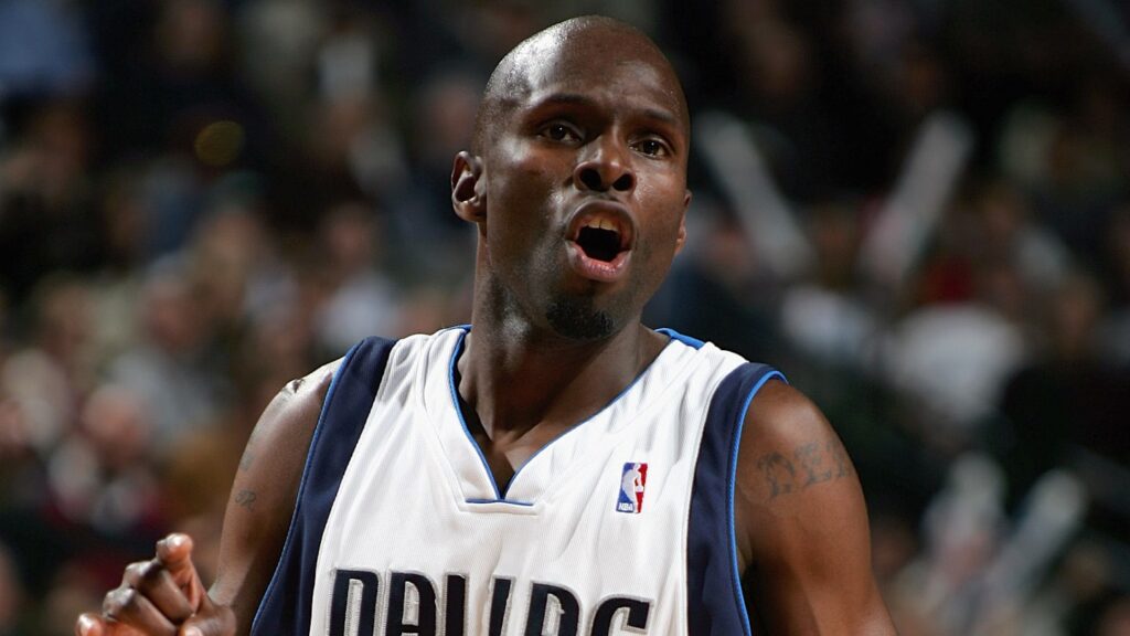 Asistente de los Dallas Mavericks es arrestado por agresión con un arma mortal