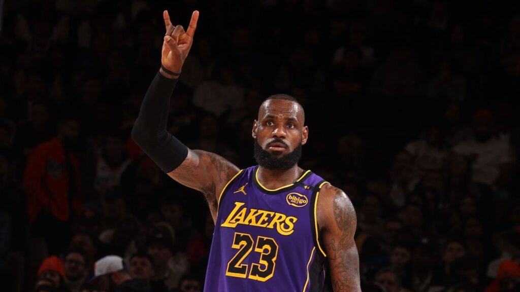 LeBron Seguirá Con Lakers Tras Fecha Limite de Canjes, Fuentes
