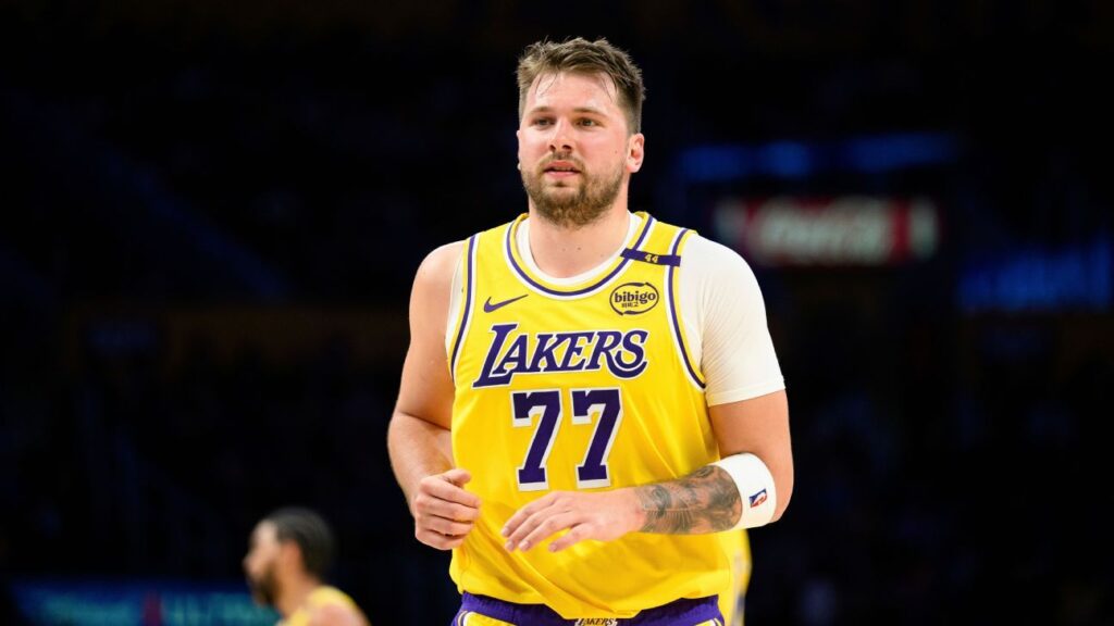 Luka Doncic, Baja Contra Blazers por Lesión en la Pantorrilla Izquierda