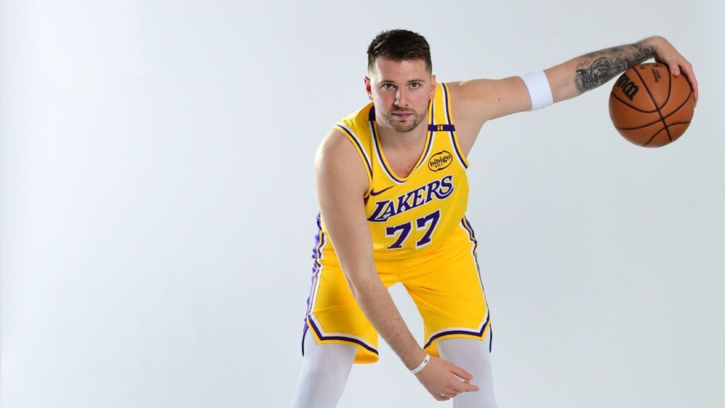 Luka Doncic Llevó Su Magia A Lakers, SE Vistió de Amarillo y Púrpura y Debuta el Lunes