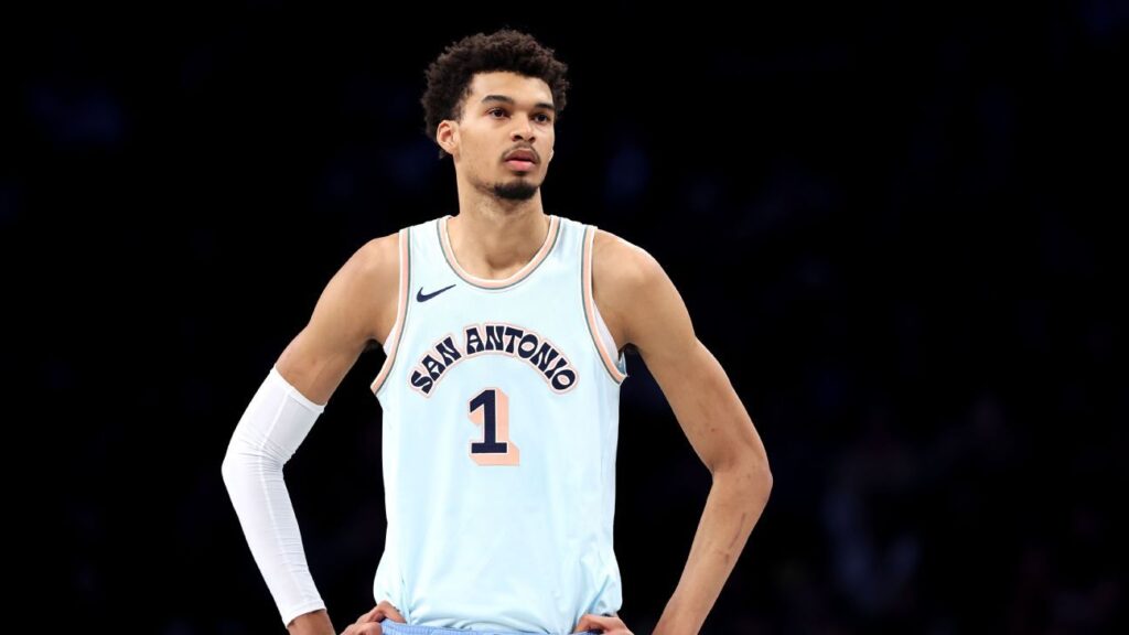 Subastan Por $ 73,000 Camiseta Que Wembanyama Cambio Con Joven Fan