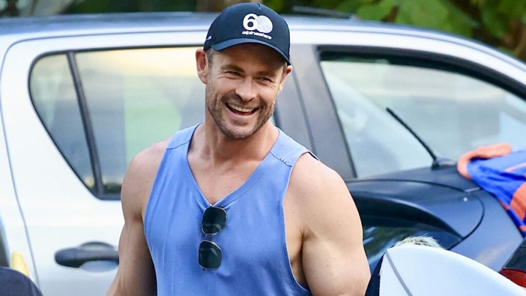 Chris Hemsworth muestra sus enormes bíceps en la playa: ver sus habilidades de boxeo