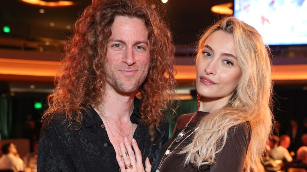 Paris Jackson usa su anillo de compromiso mientras hace mandados