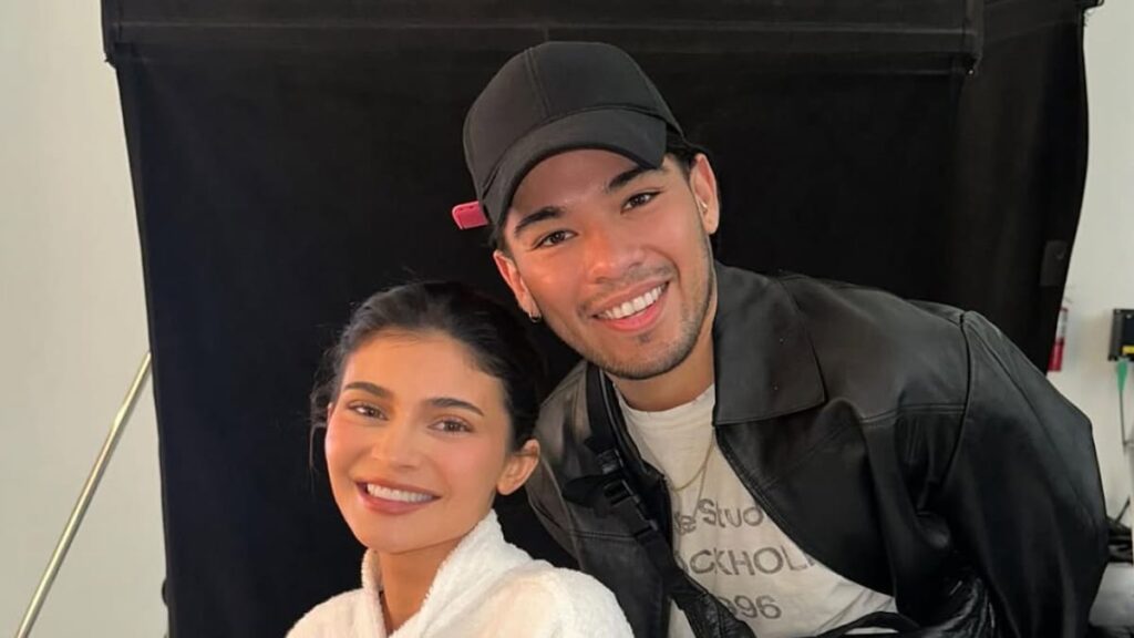 Kylie Jenner honra a su tardío estilista, Jesús Guerrero, con imágenes de ella y Stormi cantando ‘Feliz cumpleaños’