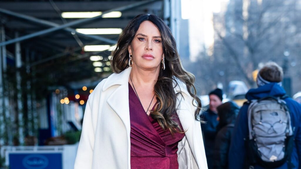 Karla Sofía Gascón regresa de la promoción de ‘Emilia Pérez’