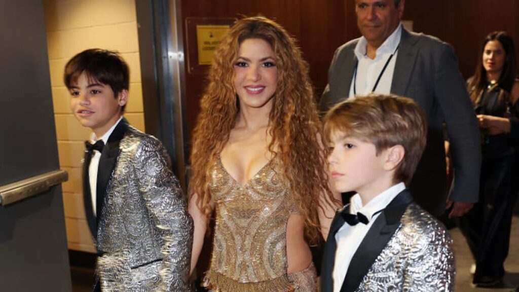 Los fanáticos que lloran mientras se desarrolla el homenaje de Shakira a sus hijos