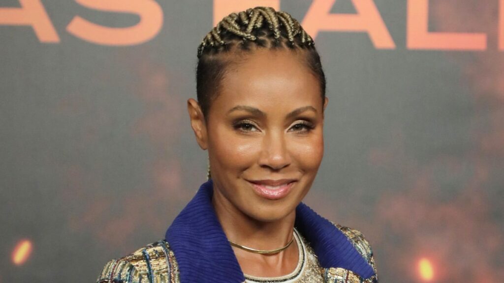 Jada Pinkett Smith debuta el cabello y las cejas rubias
