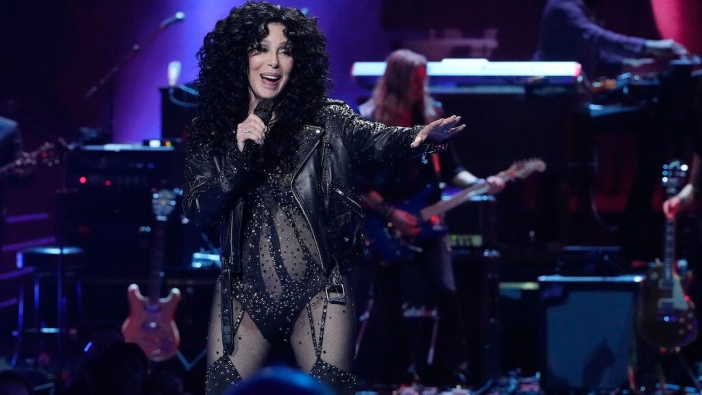 Cher recrea la música “Si pudiera retroceder el tiempo” en el traje puro deslumbrante para el concierto de bienvenida SNL50