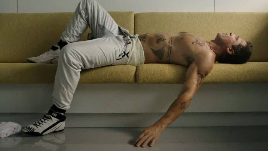 Brad Pitt se queda sin camisa en ‘F1’, mostrando su impresionante colección de tatuajes