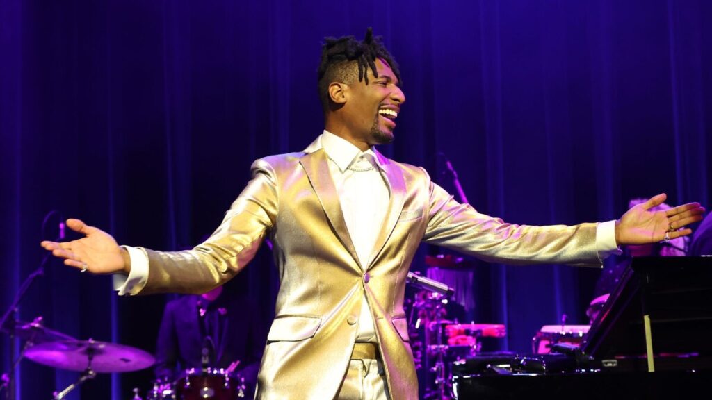 Todo lo que necesitas saber sobre Jon Batiste antes de su actuación en el himno nacional en el Super Bowl