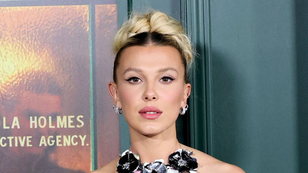 Millie Bobby Brown aturdimientos con dramática transformación de cabello rubio