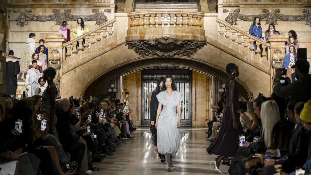 Prabal Gurung se basa en sus recuerdos para la colección de otoño 2025 listo para usar