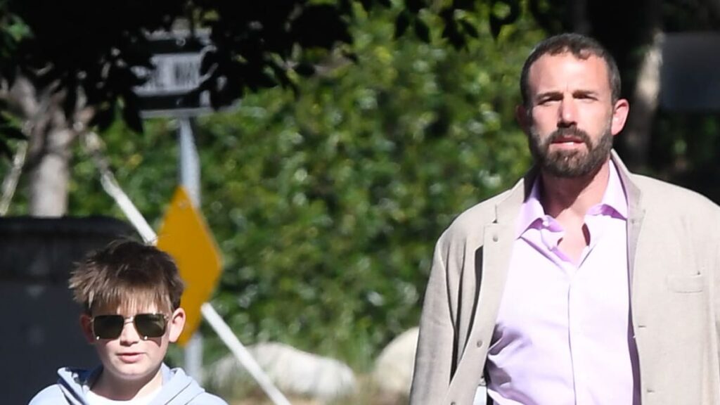 Ben y Samuel Affleck salen a caminar con sus hermosos perros a juego
