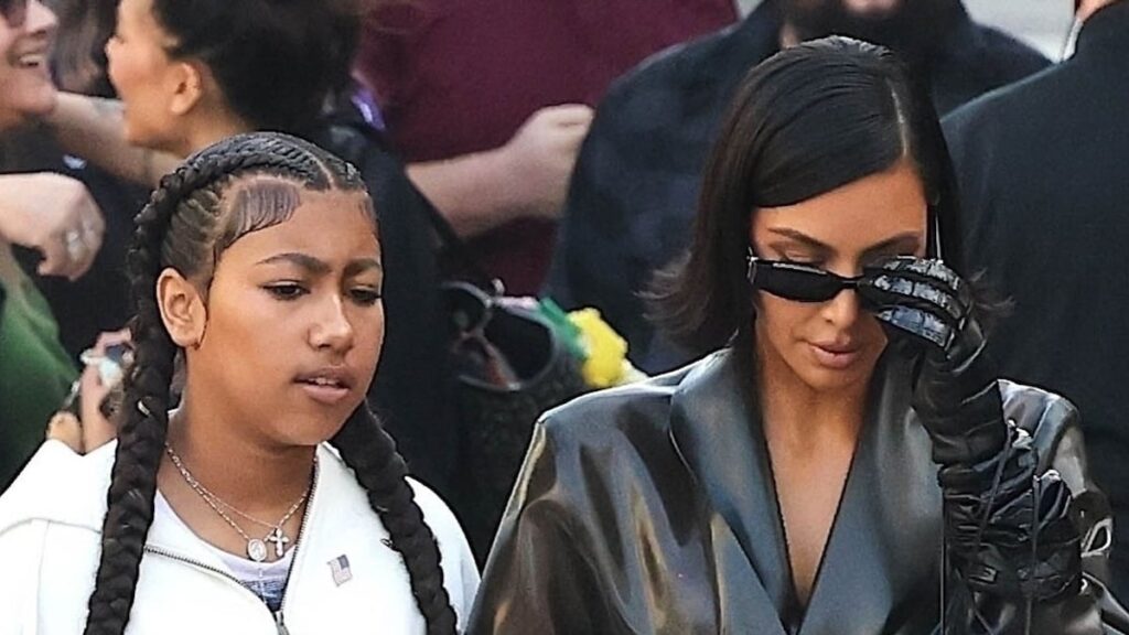 Lo que Kim Kardashian estaba haciendo mientras Ye y Bianca Censori hicieron olas en los Grammys