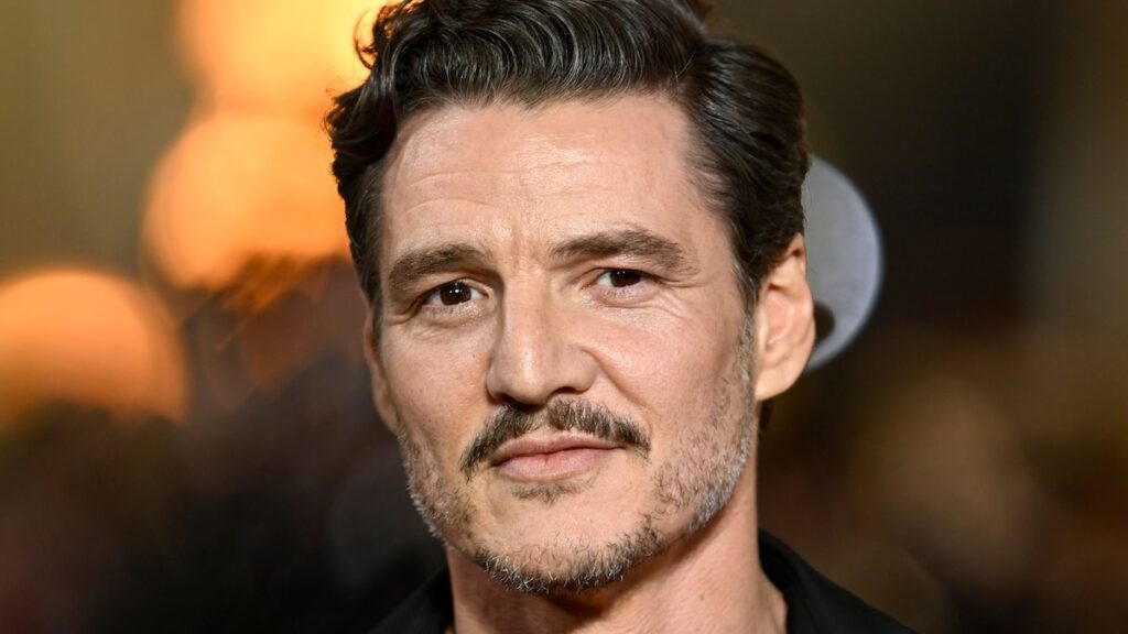 Solo Pedro Pascal podría rockear esto en el look de impresión mixta superior: vea su último atuendo