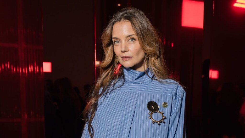 Katie Holmes da vibraciones de hombro frío con un pequeño vestido negro