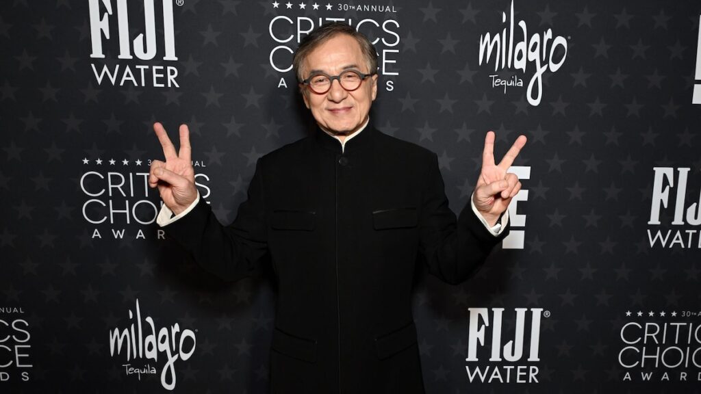 Jackie Chan obtiene una ovación de pie durante la aparición rara en Critics Choice Awards 2025