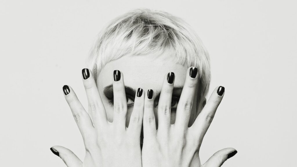 12 diseños minimalistas de uñas cortas para la elegancia de invierno