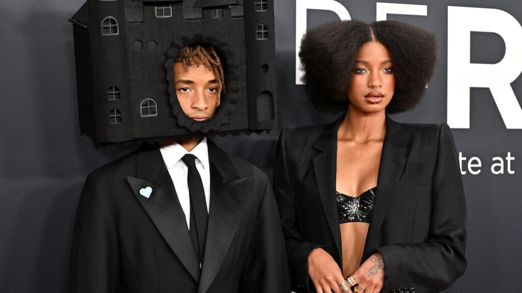 Willow Smith posa en micro pantalones cortos adornados, mientras que Jaden Smith usa un castillo en su cabeza