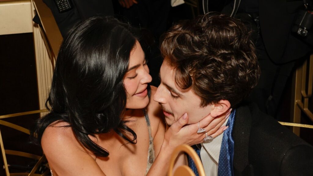 Kylie Jenner Beams viendo a Timothée Chalamet aceptar un premio