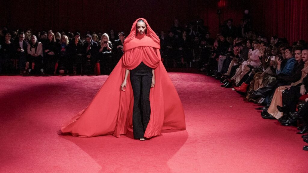 Christian Siriano trae su amor por los autos a la pista de NYFW