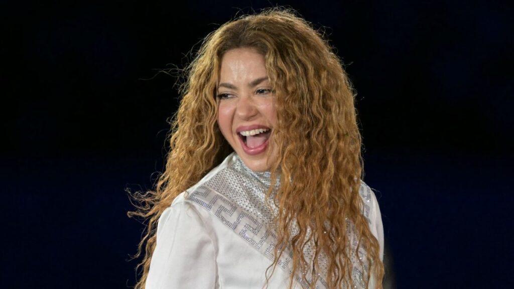 Shakira invita a la niñera en el escenario para la actuación de ‘El Jefe’, tomando un golpe en Piqué