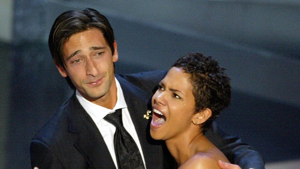 Adrien Brody y Halle Berry comparten otro beso de los Oscar 22 años después