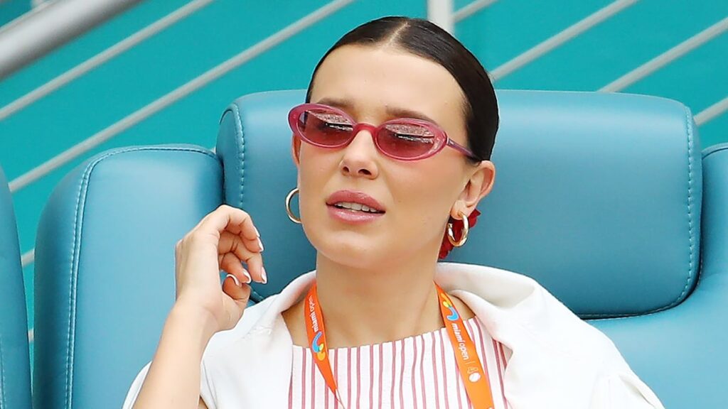 El accesorio inspirado en español de Millie Bobby Brown roba el espectáculo en el Miami Open