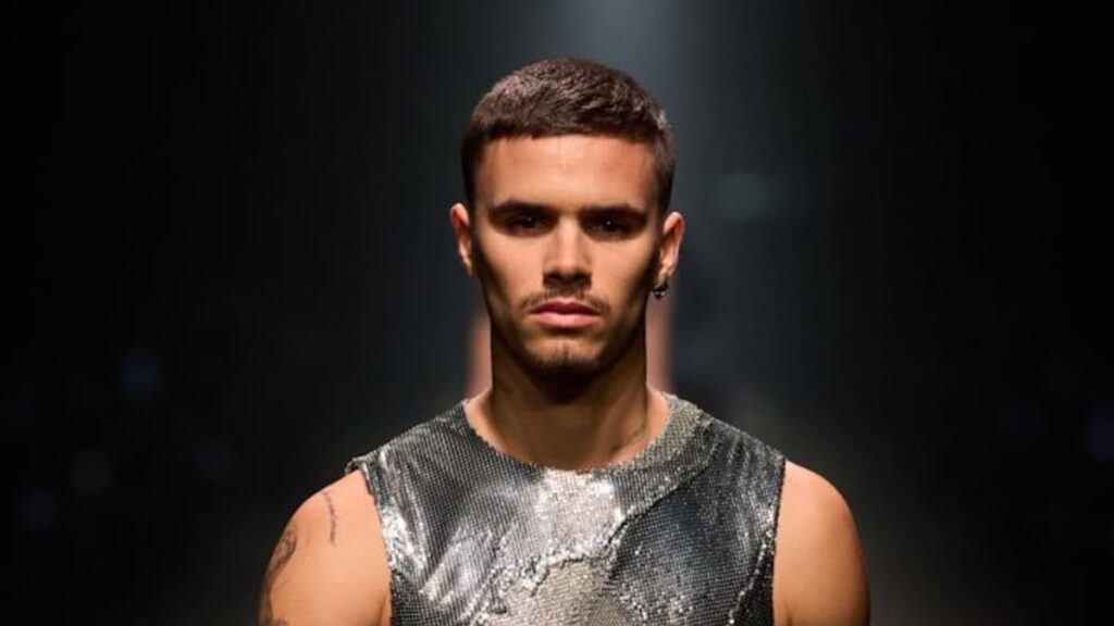 Romeo Beckham se hace cargo de la pasarela de Versace Milán