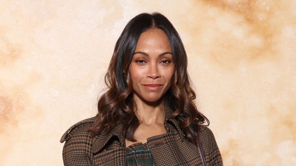 Zoé Saldaña honra a su abuela en una sincera visita al cementerio