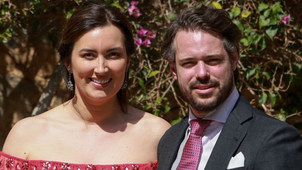 El príncipe Felix usa un atuendo de lentejuelas en una nueva foto amada con la esposa Princess Claire