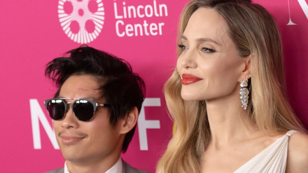 ‘Ella le ha hecho firmar un contrato’