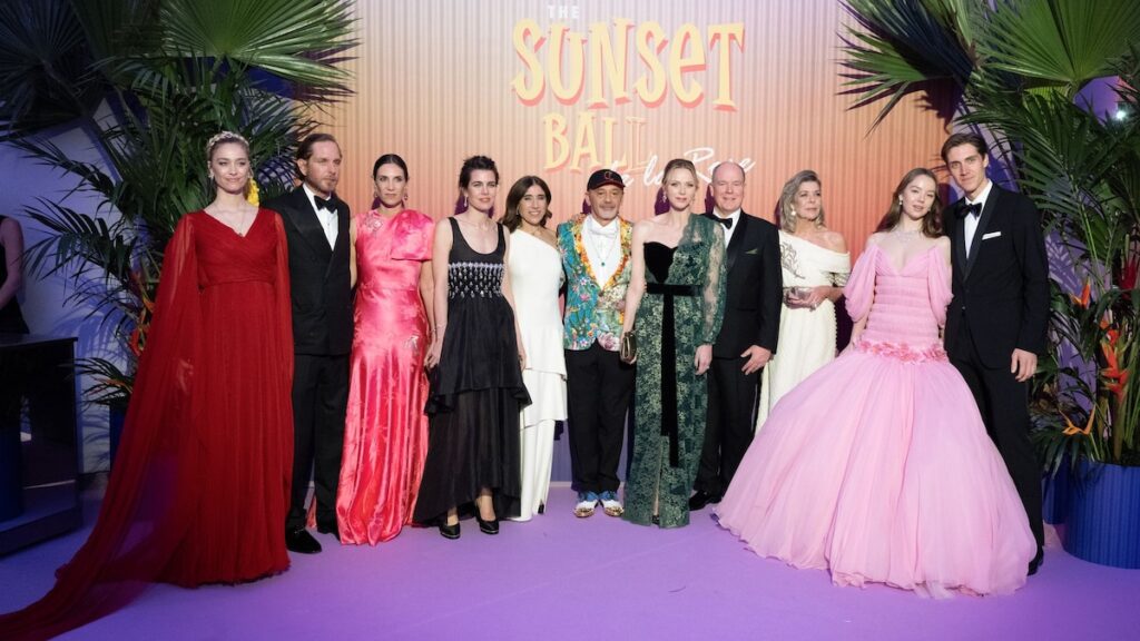 La familia Grimaldi trajo música caribeña y español a la bola rosa de este año